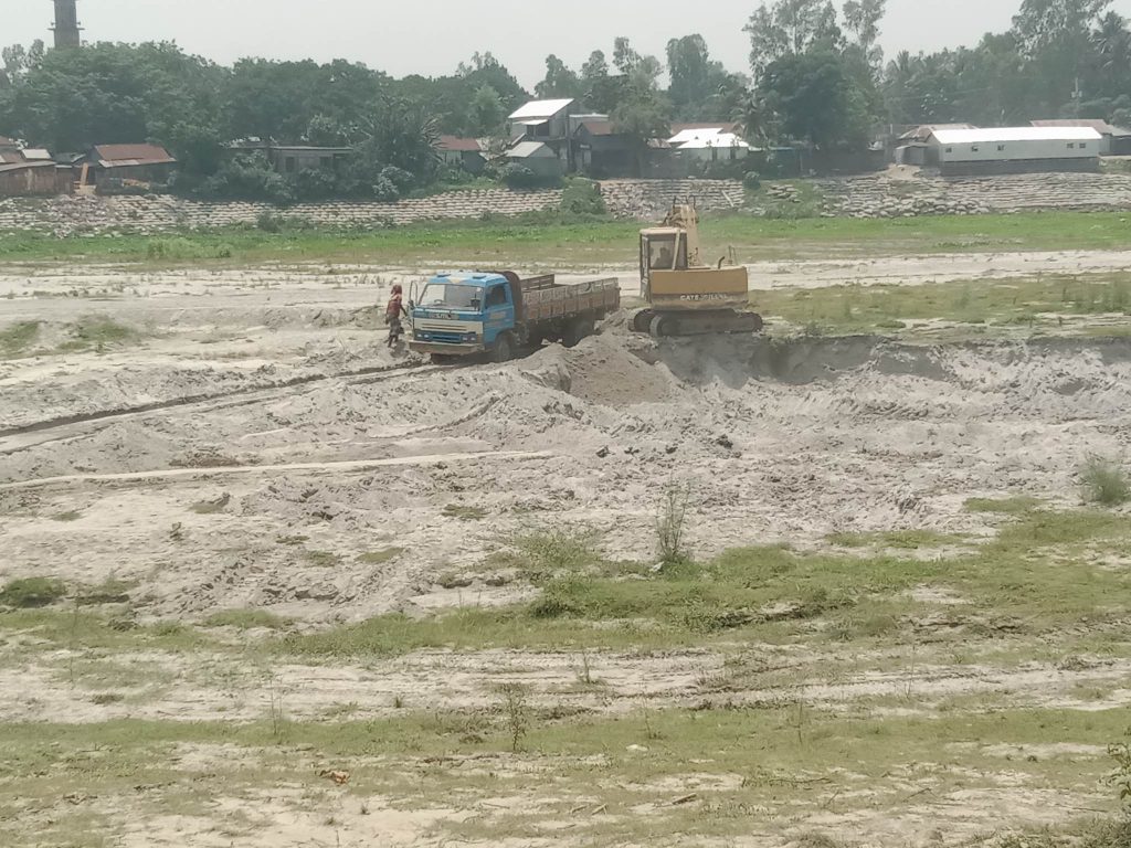 প্রশাসনের নাম ভাঙ্গিয়ে সিরাজগঞ্জে বেলকুচিতে চলছে অবৈধভাবে বালু বিক্রি মহা উৎসব মাসুদ রানা বাচ্চু