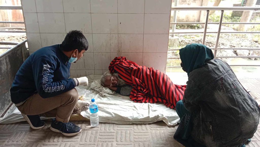 অসহায় এই বৃদ্ধর নাম পরিচয় জানা যাচ্ছেনা, পড়ে থাকতে দেখে এগিয়ে আসলেন একদল সেচ্ছাসেবী।
