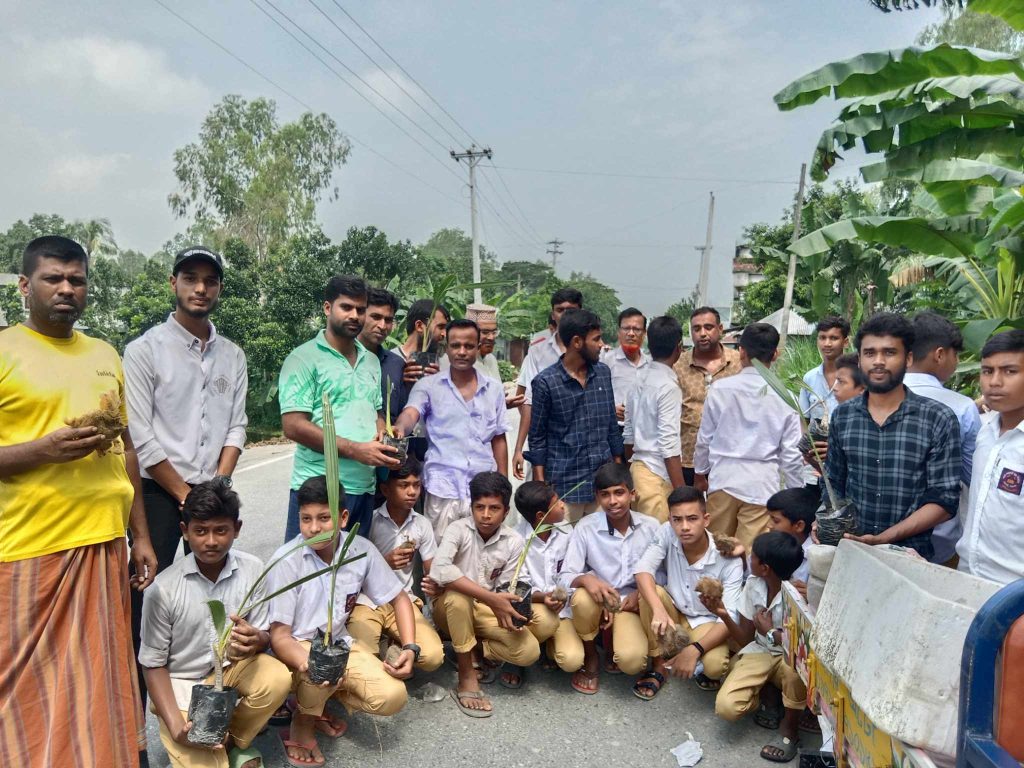 সিরাজগঞ্জে, বৃক্ষপ্রেমিক  রাসেদুল হাসান ( মামুন)   ও সাবেক ব্যাংক কর্মকর্তা  কোরবান আলী তালগাছবীজ  রোপণ করে প্রশংসা ভাসছেন