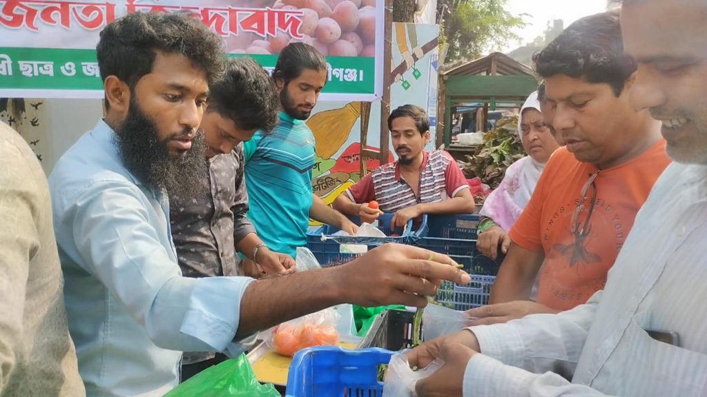 সিন্ডিকেট ভাঙতে টঙ্গীবাড়ীতে শিক্ষার্থীদের সবজি বিক্রি