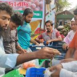 সিন্ডিকেট ভাঙতে টঙ্গীবাড়ীতে শিক্ষার্থীদের সবজি বিক্রি