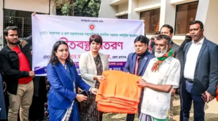 মুন্সীগঞ্জে অপ্রাতিষ্ঠানিক যুব ঋণ বিতরন করলেন জেলা প্রশাসক