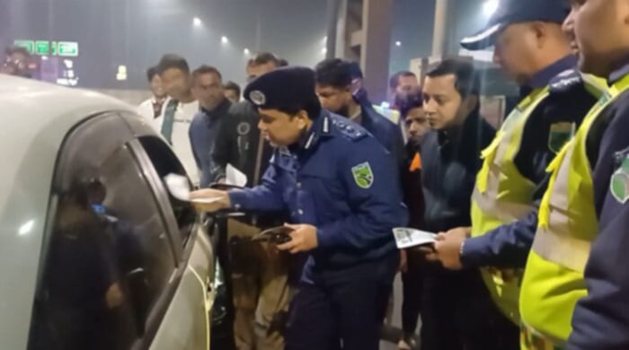 দুর্ঘটনা প্রতিরোধে রাতভর ঢাকা-মাওয়া এক্সপ্রেসওয়েতে হাইওয়ে পুলিশের সচেতনতামূলক ক্যাম্পেইন