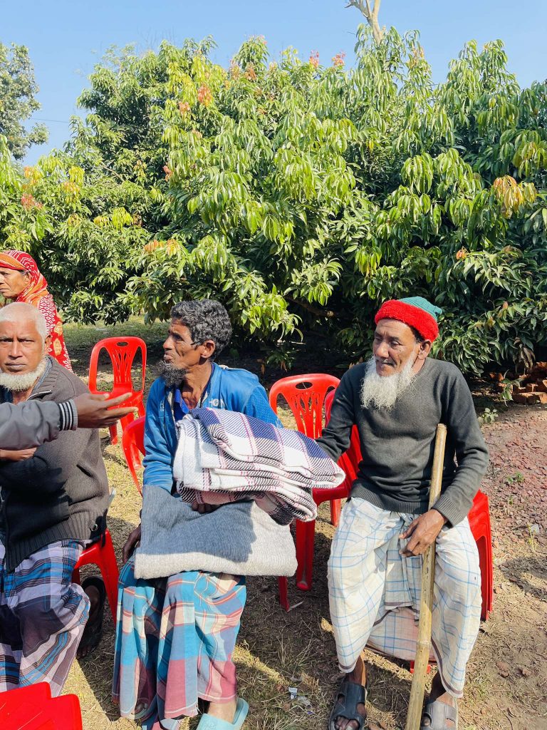 দুয়ারিয়া গ্রামে কম্বল পেয়ে শীতের কষ্ট ঘুচল ১৫০টি পরিবারের
