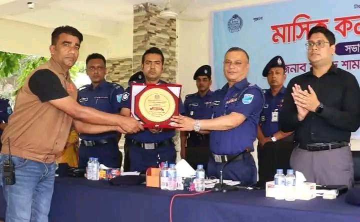 মুন্সিগঞ্জ জেলার শ্রেষ্ঠ ক্লু-লেস মামলার তদন্তকারী হিসেবে ক্রেস্ট পেলেন আজাদ।
