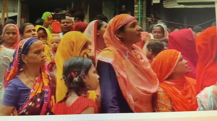 ঢাকার ধামরাইয়ে পারিবারিক কলহের জেরে সাবেক স্ত্রীকে কুপিয়ে হত্যার পর বিষপানে যুবকের আত্মহত্যার ঘটনা ঘটেছে। ঘটনাস্থলে স্থানীয়দের ভিড়। বুধবার সকালে উপজেলার কালামপুর বাসস্ট্যান্ড এলাকায়