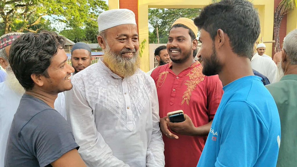সিংড়ায় কইগ্রাম বাজারে গণসংযোগ করেছেন জামায়াত মনোনীত প্রার্থী প্রফেসর সাইদুর রহমান