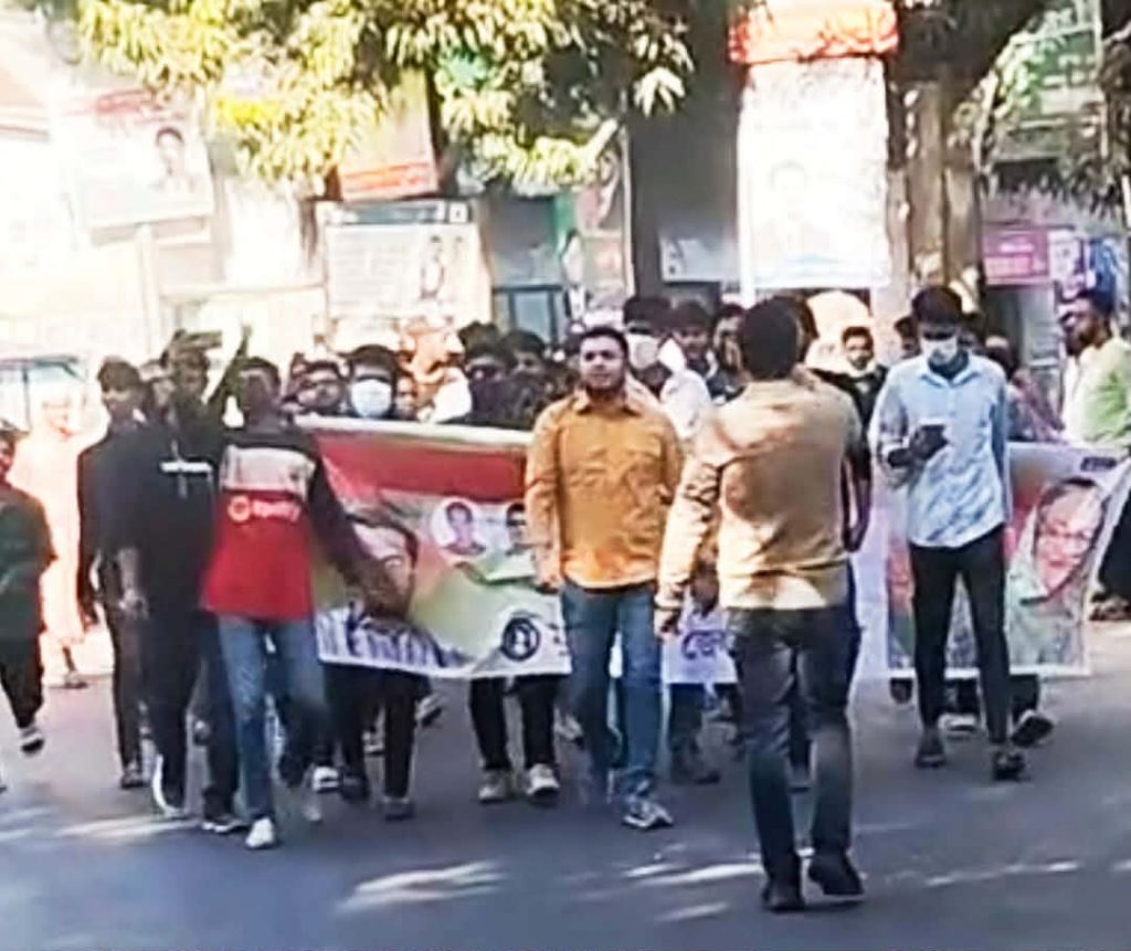 সিরাজদিখানে নিষিদ্ধ ঘোষিত যুবলীগ–ছাত্রলীগের মিছিল: পুলিশের গাড়ির সামনে প্রকাশ্যে প্রদক্ষিণ, রাজনৈতিক অঙ্গনে চাঞ্চল্য