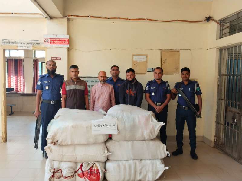 বাহুবলে অবৈধ পথে পাচারকালে ভারতীয় জর্জেট শাড়িসহ ৩ জন আটক