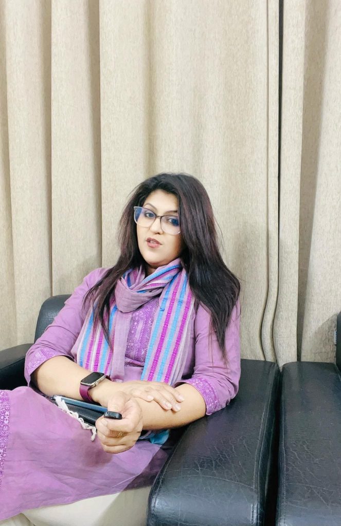 কবি সোনালি সেন এর কবিতা-আমরা তো অল্পে খুশি