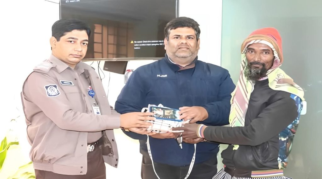 রাজশাহী শহরে হারিয়ে যাওয়া মোবাইল ফোন ও বিপুল পরিমাণ টাকা ফেরত দিয়ে সততার দৃষ্টান্ত স্থাপন করলেন একজন রিকশাচালক ।