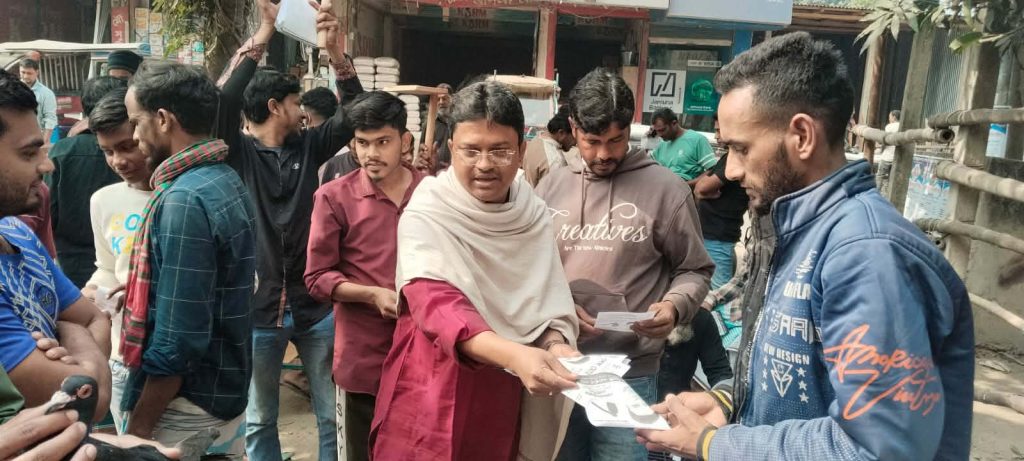 মুন্সীগঞ্জ-৩ আসনে ‘কোদাল’ মার্কার পক্ষে সাংবাদিক শেখ মো. শিমুলের গণসংযোগে ব্যস্ত সময় পার করছেন।