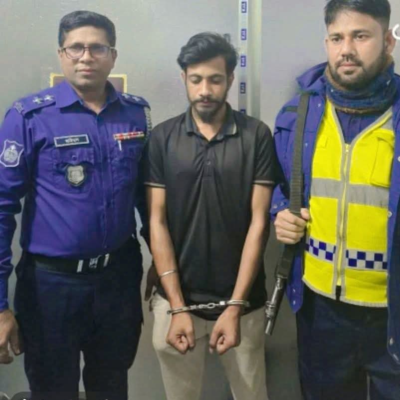 বগুড়ার মহাস্থানগড়ে পর্যটকের গলায় ছুরি ঠেকিয়ে ছিনতাই মূল হোতা ইমন গ্রেপ্তার,পলাতক আরও ৩ জন